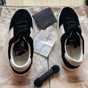 Valentino - fri frakt  - Valentino strl 41,5 (som 42,5). Använda ett fåtal gånger. Kvitto+äkthetsintyg