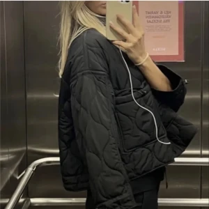 zara höst jacka - säljer denna zara höst jackan säljer den här populära jackan från zara som jag tror de har slutat sälja.som jag köpte men aldrig använde den är fin och köpte den för 900 