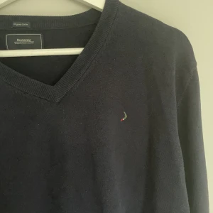Sweatshirt - Mörkblå herrtröja från boomerang. Nypris ca 1600kr.