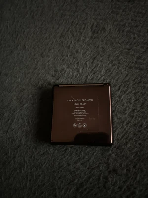 Bronzer  - Bronzer från Caia i färgen gold coast använt ett få tal gånger  Håller inget så först till kvarn gäller  