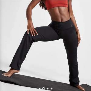 Yoga pants nike i träningsmaterial, köpa här på Plick men för korta på mig, är 167, går till ankeln. Nypris 629kr