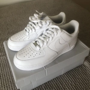 Air force 1 - Säljer ett par helt oanvända air force 1s i storlek 42 som jag fått i present men inte planerar att använda. Låda, kvitto mm finns. Hör gjärna av dig vid intresse!