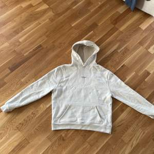 Axel arigato hoodie knappt använd skick 9/10 storlek L nypris 1500kr