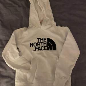 The North Face hoodie oanvänd nästan. Storlek medium i junior avdelning. 