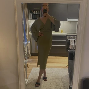 Grön klänning - Salviagrön plisserad klänning endast använd en gång!💖