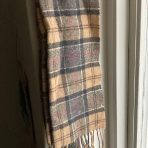 Barbour Halsduk - Tja! Säljer nu min halsduk från Barbour då den inte kommer till användning. Skick 8,5-10 lite använd och i toppskick 