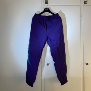 DIADORA TRACK PANT - Purple drank pant Sköna, snygga och sjukt balla. Storlek large, lite för korta för mig så dom har bara blivit använda nån enstaka gång.