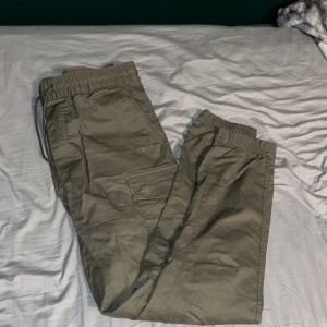 Olivgröna cargos - Olivgröna cargos från kill-avdelningen på h&m. Står S men passar M.  Använd ganska mycket med hyfsat bra skick. Säljer för att jag tycker inte om dem längre   Meddela gärna om ni vill ha mer bilder 🫶