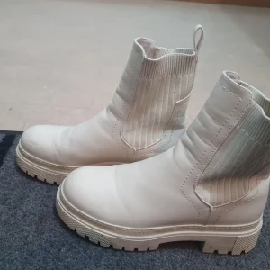 Beige stövlar  - Beige stövlar i bra skick.