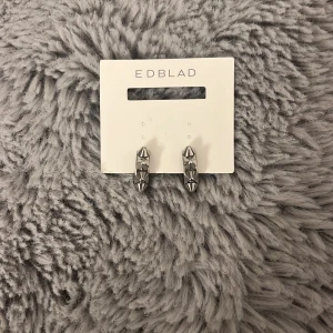 edblad örhängen - säljer dessa mycket populära silvriga örhängen från edblad! fick de i födelsedagspresent men i fel färg och det är enda anledningen till att jag säljer de!!❤️de är helt oanvända!! nypris: 399kr