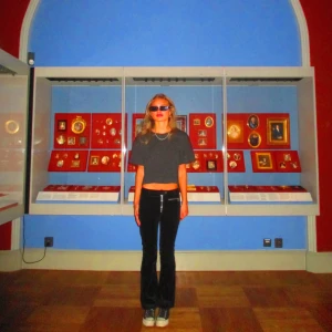 Manchesterbyxor med detaljer! - Svarta manchesterbyxor med detaljer! Byxorna är i mycket bra skick och i strl XS. Modellen är ca 170 cm lång.