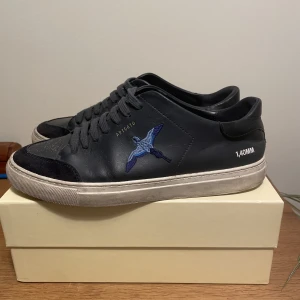 AXEL ARIGATO 180 Clean BIRD - Säljer Arigatos som ser mer eller mindre nya ut! 🤩 Storlek: 43 Nypris: 2600kr Pris: 1200kr                      Plats att hämta i Göteborg / frakt. 🚚 📦                              Kommer med original förpackning📦