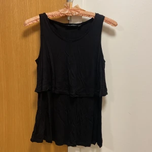 Dubbel linne svart  - Roligt dubbel linne i 2 lager. Skönt trikå tyg. Använd 1 gång. 