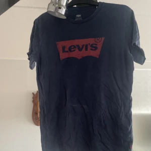 T-shirt  - Marin blå Levi’s tröja. Använd fåtal gånger. 