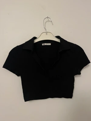 V-ringad t-shirt - V-ringad cropad t-shirt från Zara.