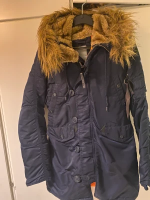 Alpha industries jacka  - Alpha industries jacka i enormt gott skick  Stl Xsmall Marinblå färg  Äkta alpha jacka 