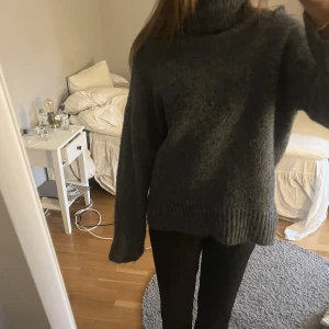 Mörkgråblå stickad törja - Polo från hm strl S perfekt till vintern!