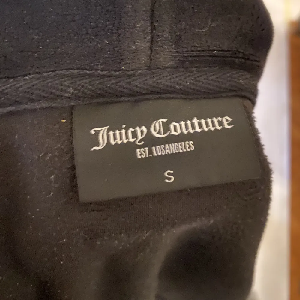 säljer min juicy couture kofta för har ingen användning för den längre. bra skick inga skador eller något sånt.  nypris 1199 säljes för 800kr. Tröjor & Koftor.