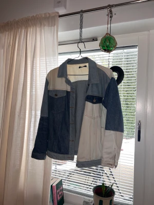 Jeansjacka  - Jeansjacka med snyggt mönster. Storlek 36 men skulle passa upp till L då den är väldigt oversize.  Super snygg!  Nypris: 549kr
