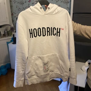vit hoodrich hoodie - köptes januari 2023 använd ganska mycket. säljer pga inte min stil längre. nypris 850kr säljer för 400kr då den inte ser ny ut och snörerna har åkt av i tvätten.