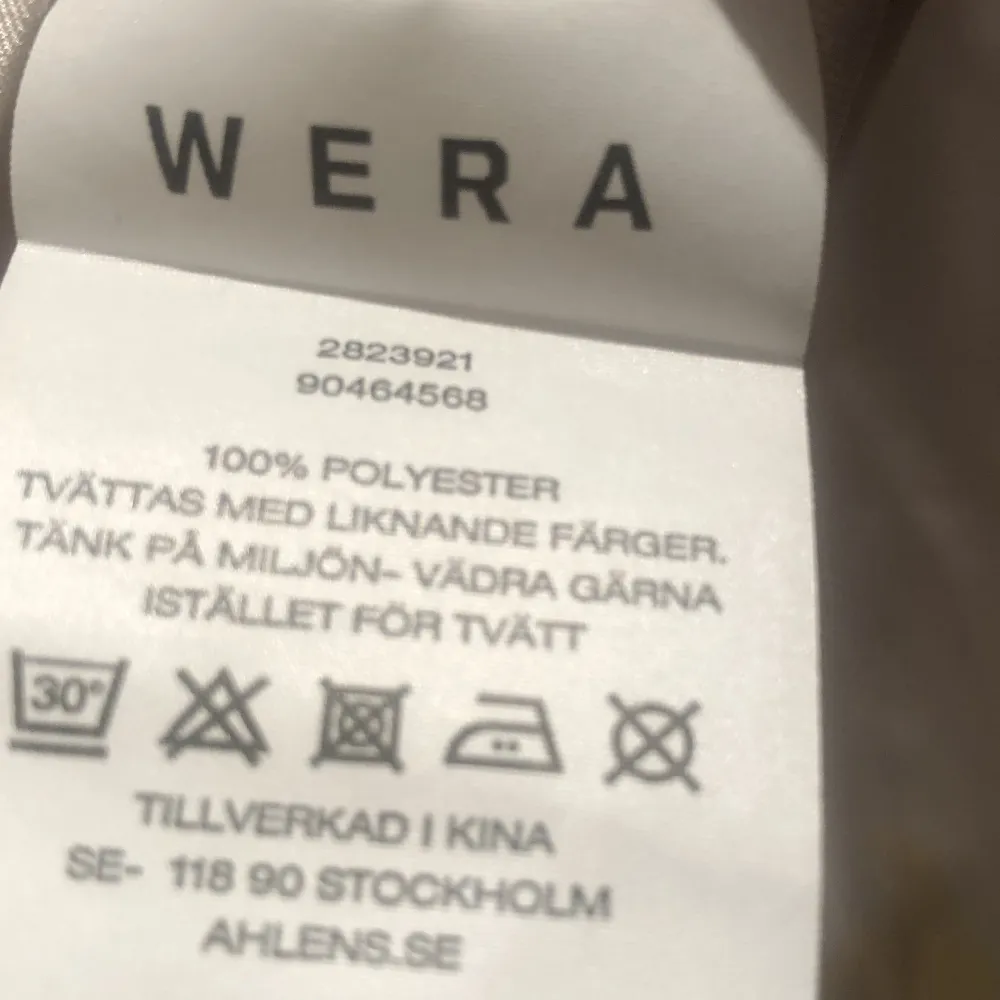 Blus från Wera.  Storlek: 40 Material: Polyester Nypris: 600 SEK Använd, men utan anmärkning.. Blusar.