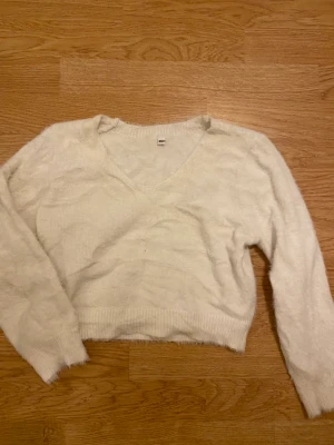 Stickad tröja  - En jätte skön stickad, fluffig, tunn tröja. Den är lite kort så blir som en mag tröja 💗