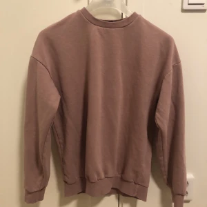 Sweatshirt  - Sweatshirt från SMOG i färgen gammalrosa 💗 Använd ett fåtal gånger Storlek: XS Pris: 30 kr Hämtas i Växjö eller skickas mot fraktkostnad! Betalning via Swish. 