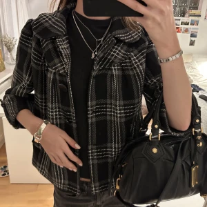 Trekvartsärmad rutig svart kappa  - (Återpublicerar för fri frakt) Assnygg kort kappa med Trekvartsärm! Perfekt till hösten/ vintern🫶🏼