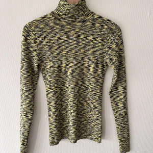 Weekday turtleneck -  Knappt använd så i mycket bra skick!