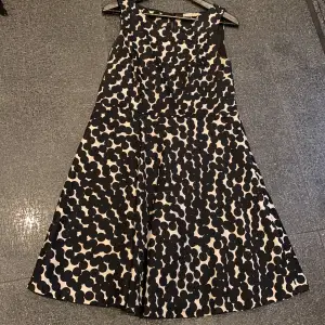 En jätte fin klänning från MQ!! PS: trasig dragkedja men går att fixa, där av priset!!🌸❤️🙌🏻