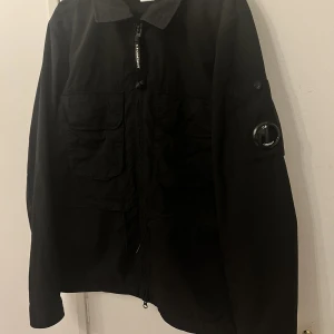 Cp company jacka - säljer denna cp company jacka åt min kille. Skicket är 9/10, endast nån liten repa på loggan. storlek S men passar M också. Prislapparna finns kvar. I stortsett som ny skick, ny pris 4000. 