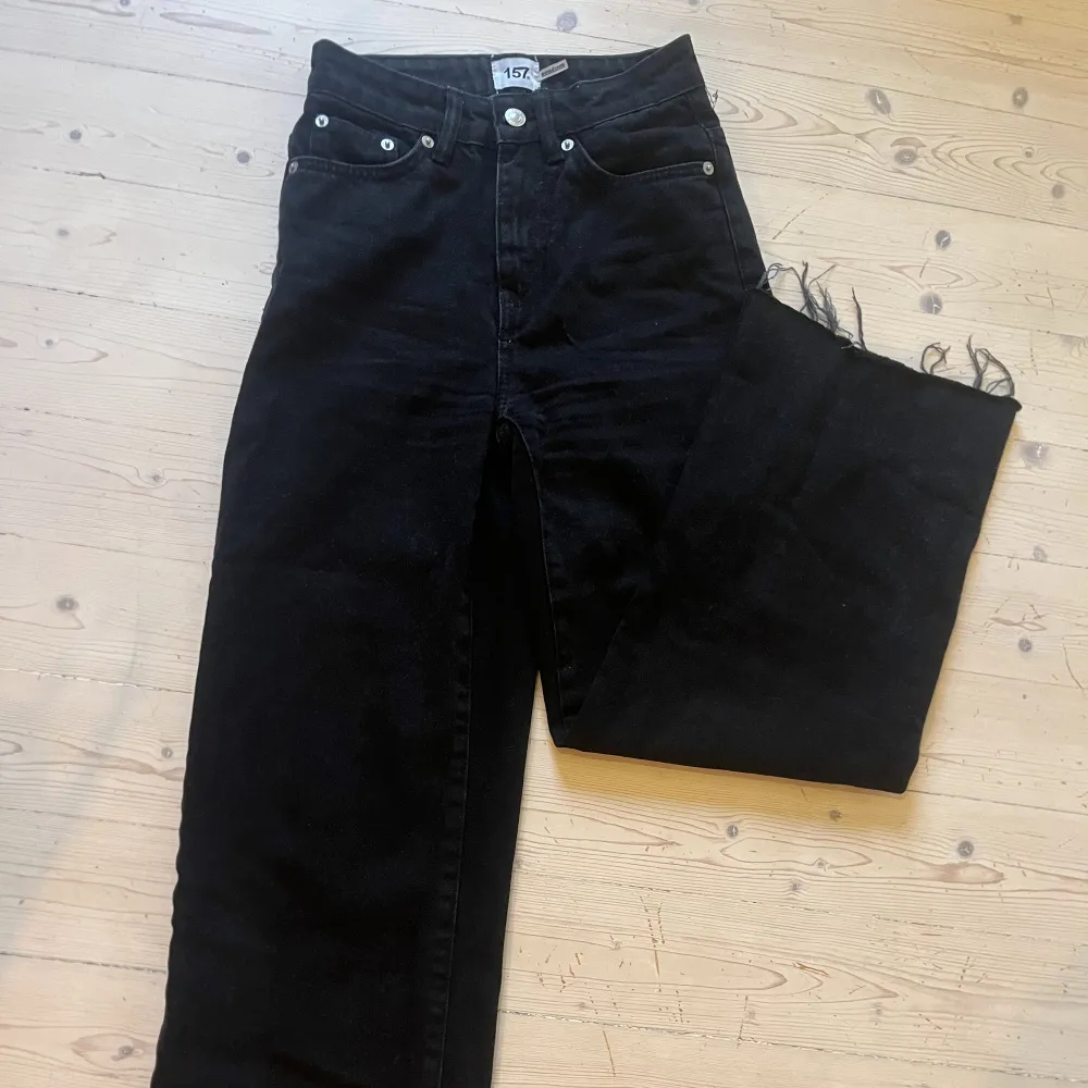 Svarta jeans med vida ben. . Jeans & Byxor.