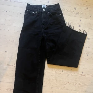 Svarta Jeans  - Svarta jeans med vida ben. 