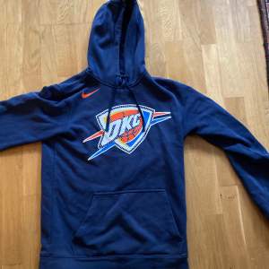 Nike hoodie med Oklahoma City tryck, bra skick. Tröjan är i Small och är ganska liten i storleken.