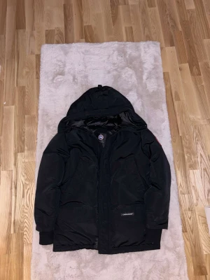 canada goose jacka  - canada goose jacka i storlek S. Nyskick
