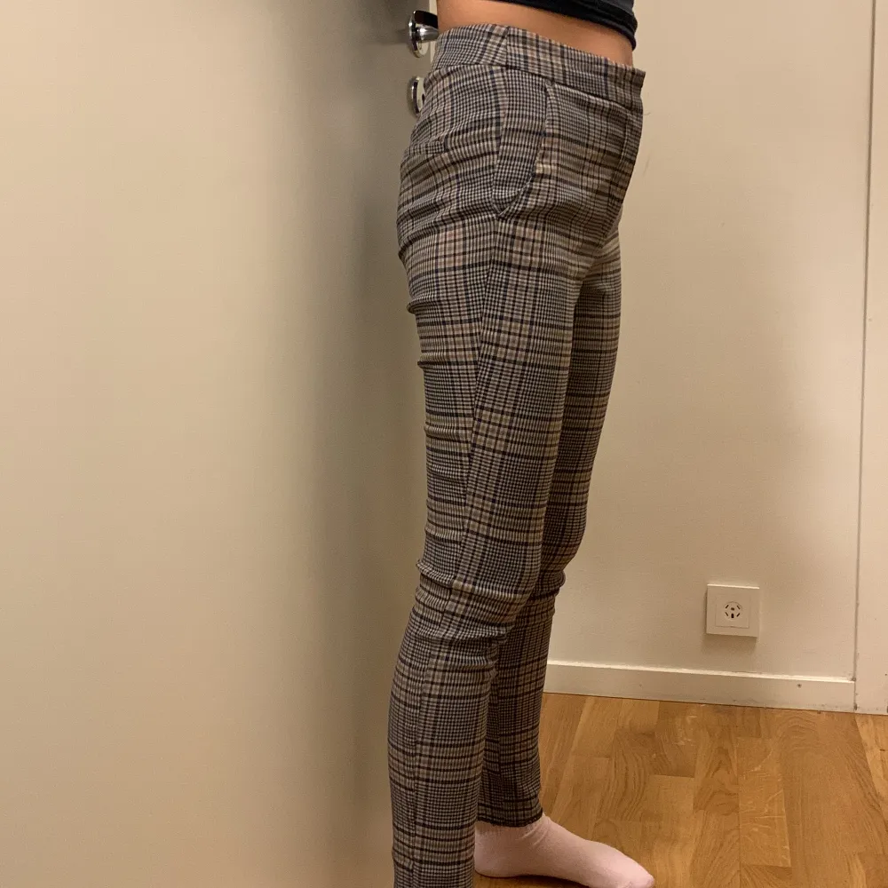 Storlek S från Zara 🌷Perfekt till höst och säljer eftersom att de inte passar mig längre 😢. Jeans & Byxor.