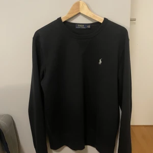 Polo Ralph lauren tröja  - Hej! Säljer nu min Ralph Lauren tröja pga att den inte kommer till användning längre. Har använt den cirka 5-7 gånger 