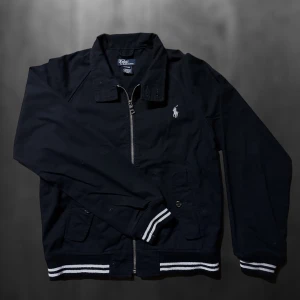 Ralph lauren overshirt  - Riktigt snygg overshirt från Ralph lauren⚡️ Storlek 12-14 vilket motsvarar typ 156/164✅  Skriv vid fler frågor eller funderingar💫