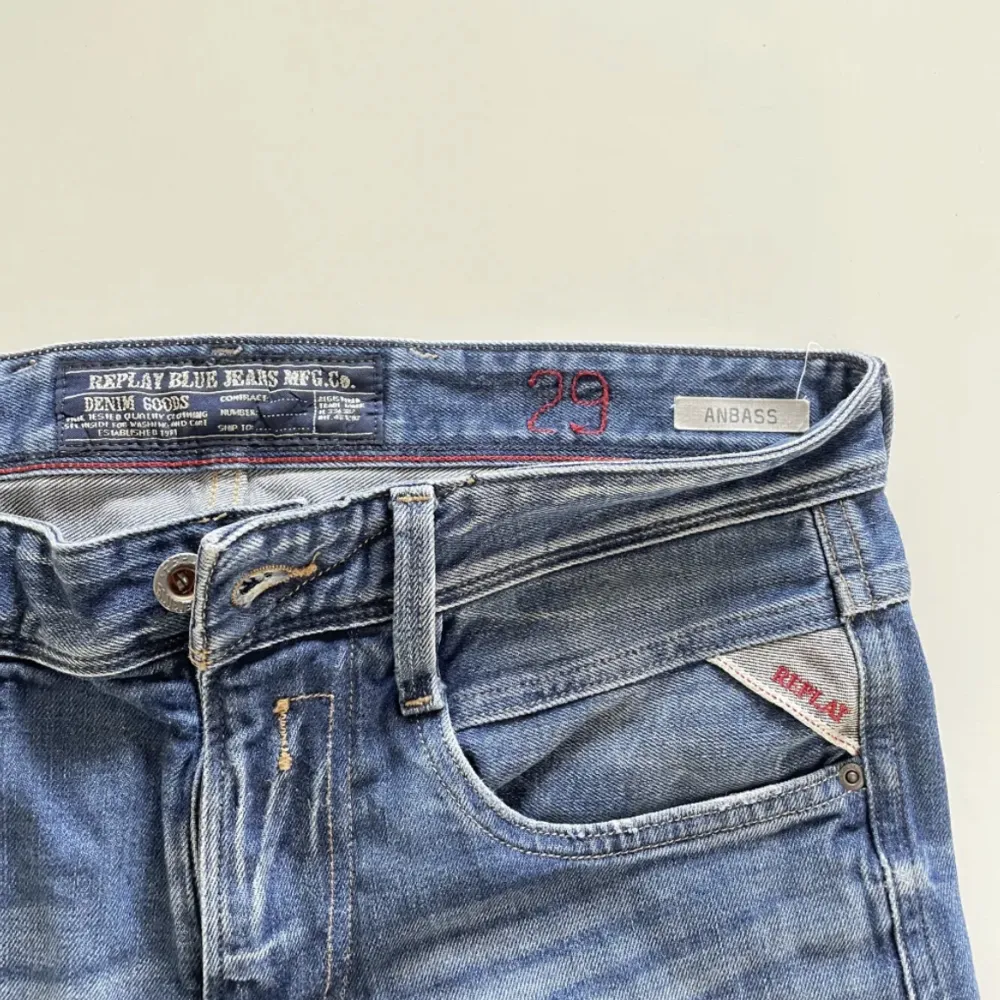 Feta jeans i modellen Anbass från Replay. 9/10 skick. Modell är 181 Nypris 1700. Jeans & Byxor.