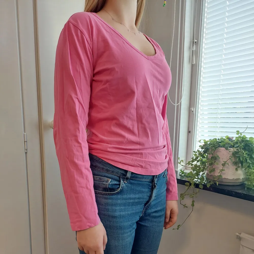 Säljer denna jättefina långärmade rosa tröjan i otroligt fint skick!!😍 Använd fåtal gånger och är som ny. I storlek L men den passar XS-M också. Hör av dig om du har några frågor eller funderingar!!💕💕 . Tröjor & Koftor.