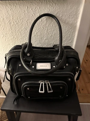 Väska Karen Millen - Väska från Karen Millen köpt här på Plick, ursprungligen från NK. Säljer för jag trodde det var en liten väska haha, det är ish en weekendbag.