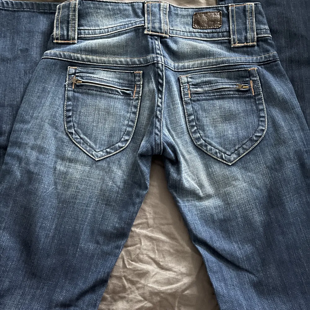 Så snygga lågmidjade jeans men passade inte mig!! w26 men passar mig som har w24, alltså små i storleken. Som nya💕 Midja- ~34cm, innerben- ca 79cm, jag är 154 och alldeles för långa på mig😭 PRIS ÄR DISKUTERBART . Jeans & Byxor.