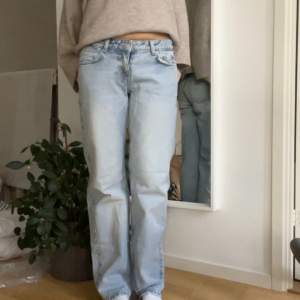 Lågmidjade jeans ifrån weekday i en söt ljusblå färg💙modellen arrow W 26, L 32
