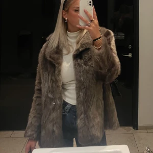 Pälsjacka  - Säljer min älskade pälsjacka då jag köpt en ny som är väldigt lik. Köptes i januari i Stockholm second hand. Äkta päls och inköpt för 1500, pälsen är lite har lite defekt men går att borsta ut med en djur borste eller svinborste. Pris går att diskutera.