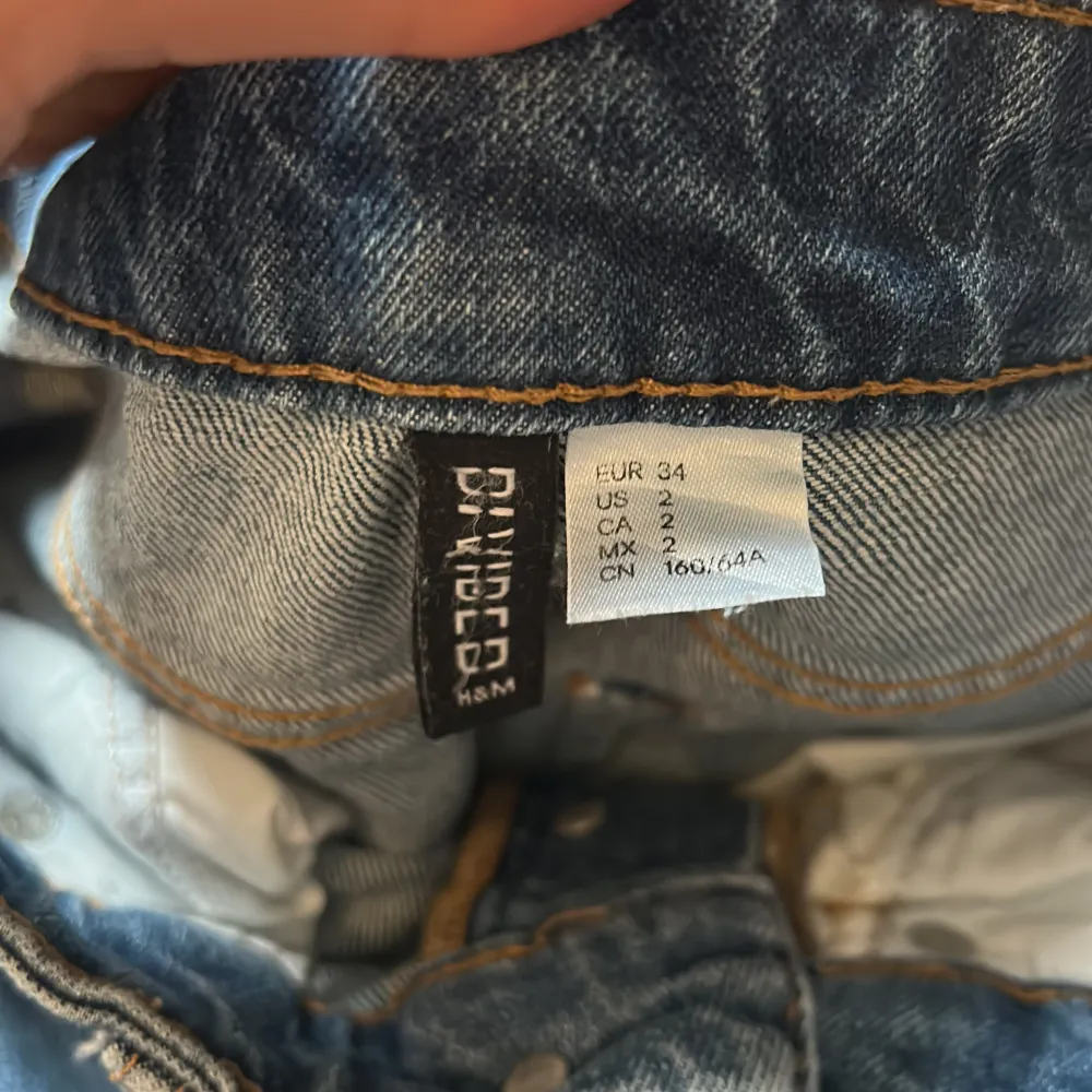 Blåa jeans med hål vid knäna från HM i storlek S. De är medel tjocka och långa.. Jeans & Byxor.