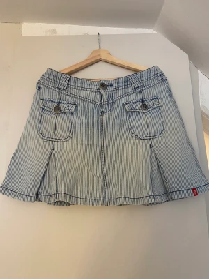 Söt kjol  - Söt jeans kjol från esprit. Står tyvär ingen storlek inuti, men uppskattningsvis en S-M.