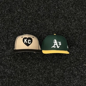 New Era Kepsar - Oakland A's & Kansas kepsar ifrån New Era, använd fåtal gånger och är i fint skick. 250kr styck eller 400kr för båda. Bara att höra av sig vid frågor eller fler bilder 🤝🏼