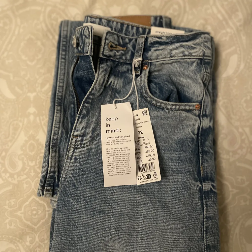 Oanvända jeans från Gina tricot med lapp kvar.  Straight High Waist Jeans Lt blue. Jeans & Byxor.