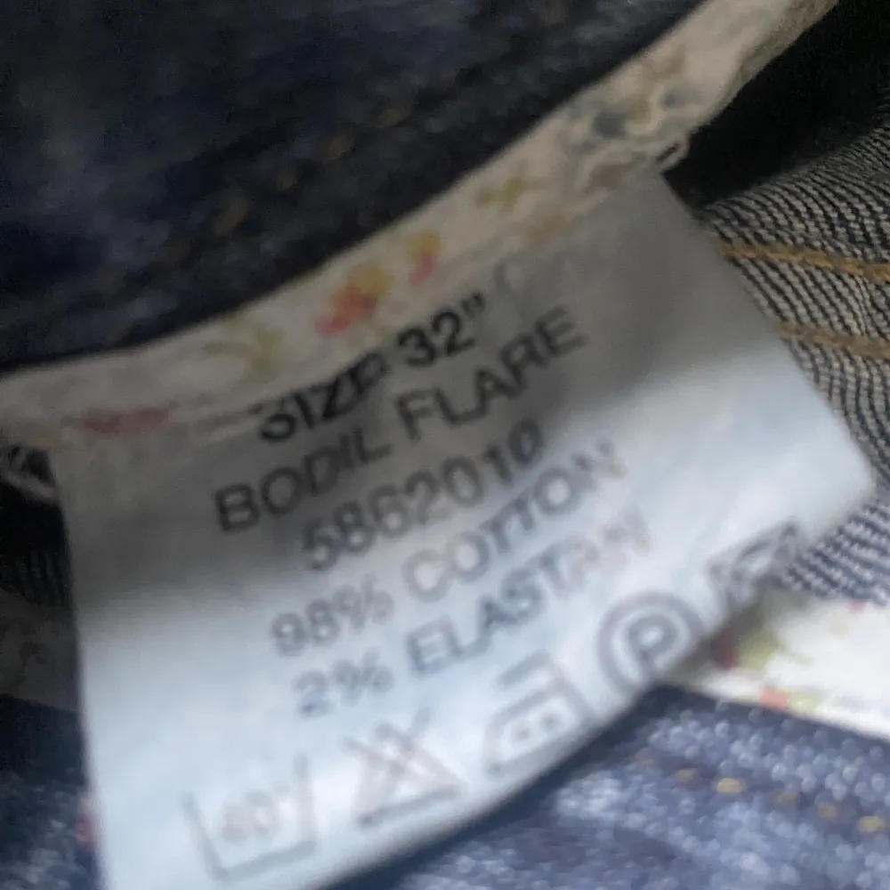 Bilden blev lite avklippt, skriv om mer tydliga bilder 💕. Jeans & Byxor.