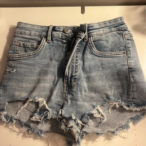 Shorts - Ljusblåa short. Köpta i somras knappast använda då dom är för stora. Inga fläckar eller sönder. Köpare står för frakten 💕